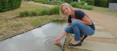 Julia Uebigau hat den gewissen Blick fürs Detail. Sie sieht, wenn Insekten Hilfe brauchen. In diesem Wasserbereich hatte sich eine kleine Biene verirrt und kämpfte um ihr Leben. Es fängt im Kleinen an, meint die 37jährige.