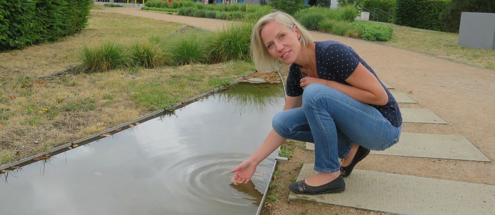 Julia Uebigau hat den gewissen Blick fürs Detail. Sie sieht, wenn Insekten Hilfe brauchen. In diesem Wasserbereich hatte sich eine kleine Biene verirrt und kämpfte um ihr Leben. Es fängt im Kleinen an, meint die 37jährige.
