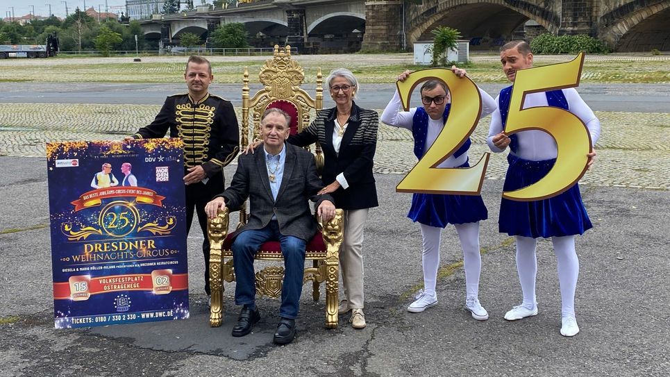Zirkusdirektor Mario Müller Milano (sitzend) hat aus gesundheitlichen Gründen in diesem Jahr die Geamtleitung für die große Jubiläumsshow an seine Frau Gisela abgeben: "Ich setze das Lebenswerk meines Mannes natürlich fort, da gab es für mich gar kein Zögern", so die resolute Ehefrau.  Foto: DWC