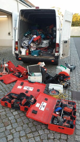 Jetzt wird ermittelt, woher all diese Baugeräte stammen, die nicht dem Diebstahl aus einem Berliner Kleintransporter zugeordnet werden konnten. Foto: Polizei