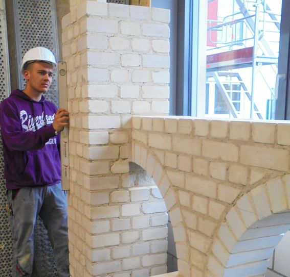 Jakob Rutz, Straßenbauer im 2. Ausbildungsjahr, muss in seiner Lehrzeit aber auch in die Höhe bauen. Foto: TS Bau
