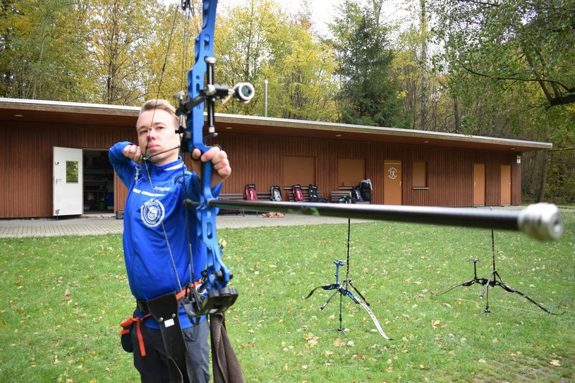 Jonathan Gräfe ist einer der Besten im Nachwuchsbereich des Radeberger Bogenschützenvereins. Die Treffsicherheit gehört zu seinen Stärken. Foto: spa