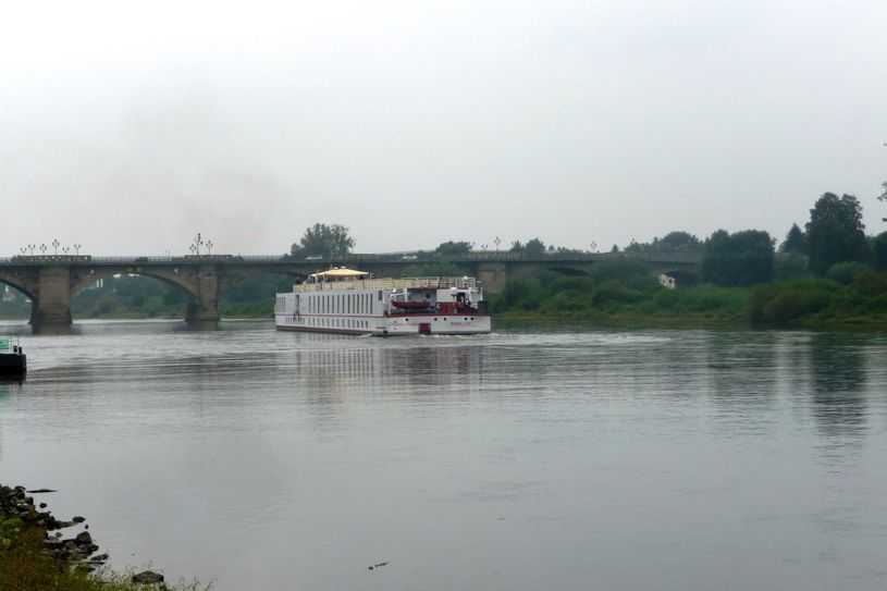 Ein Fahrgastschiff auf der Elbe in Pirna an der Stadtbrücke. Foto: Archiv