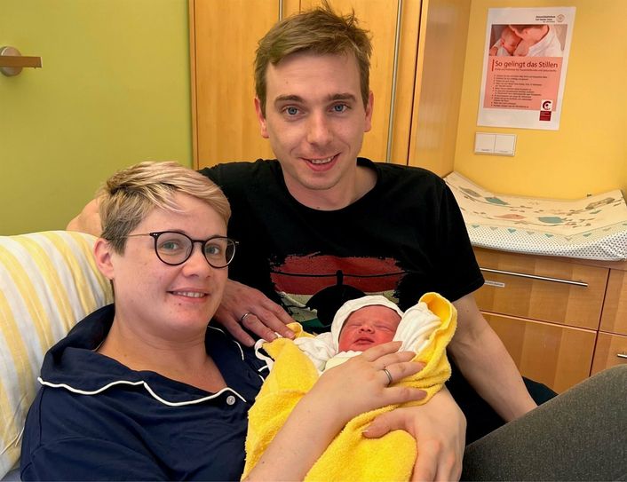 Clara-Louise kam am 22. Februar 2022, 8.08 Uhr am Uniklinikum Dresden zur Welt. Mit den Eltern Christin und Stefan freut sich Prof. Cahit Birdir, Leitender Oberarzt für Geburtshilfe und Pränataldiagnostik.