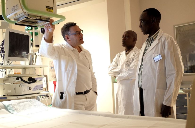 Martin-Günther Sterner, Chefarzt der Medizinischen Klinik 1 in Lauchhammer, führte seine weit gereisten Gäste durch die Funktionsdiagnostik. Foto: Klinikum Niederlausitz / Kristin Dolk