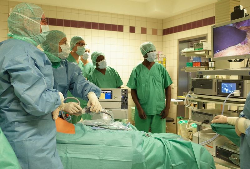 Im Operationssaal verfolgten Makassy Mashauri und Samwel Nanagi die Behandlung eines Leistenbruchs via Schlüsselloch-Technik, die von den Operateuren der Klinik für Allgemein- und Viszeralchirurgie durchgeführt wurde. Foto: Klinikum Niederlausitz / Kristin Dolk
