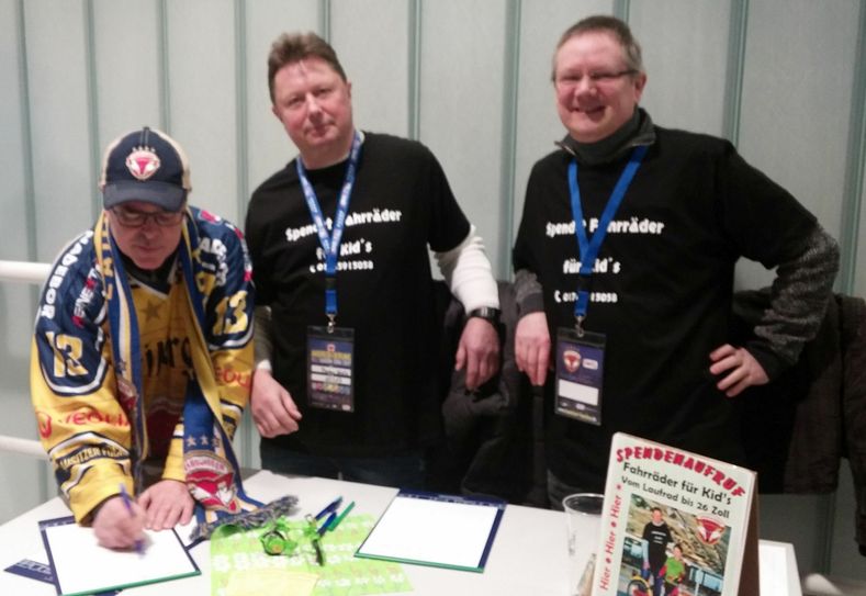 Beim Heimspiel gegen Ravensburg am 17. Februar waren Thomas Scholz (Mitte) und Frank Gelke (rechts) mit einem Stand in der Eisarena. Dort konnten sich Stadionbesucher, die ein Fahrrad spenden möchten, in eine Liste eintragen. Einer der Spender war Jan Herzog (links). Foto: privat