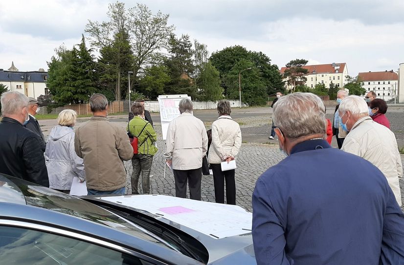 Bei zahlreichen Vorortterminen - hier im Mai 2020 - wurde auch der Bürgerschaft das Edeka-Bauprojekt vorgestellt und diskutiert. Die Skepsis blieb.