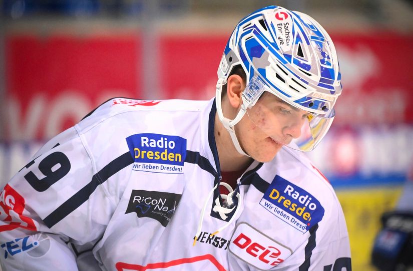 Joshua Geuß trägt auch weiterhin das Eislöwen-Trikot.