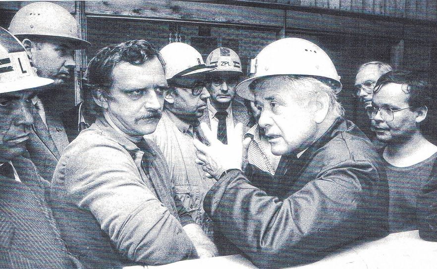 Die Werktätigen blicken finster. Bezirkschef Werner Walde beim "Bürgerdialog". Foto: Erich Schutt