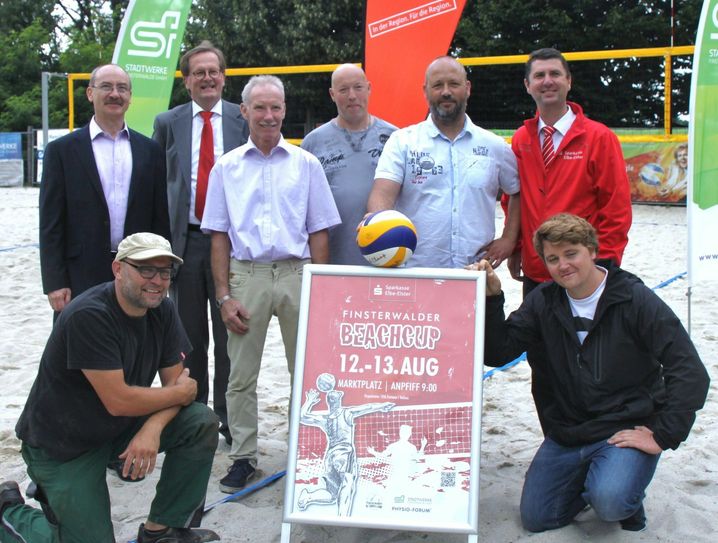 Das Veranstalter- und Organisationsteam um Lars Jäpel (mit Ball) bei letzten Absprachen. Foto: Weser