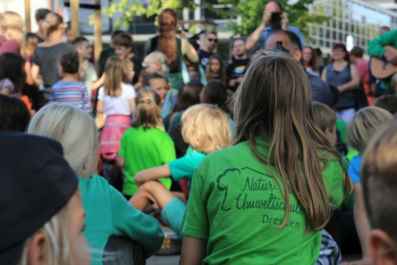 Schüler(innen), Eltern, Lehrer und Mitarbeiter anderer Schulen in freier Trägerschaft kamen zur Demo. Foto: Schramm
