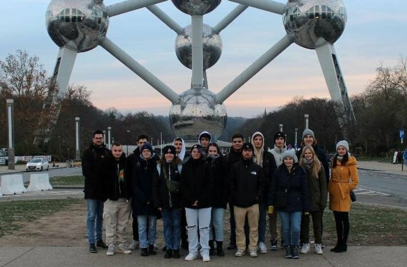Die Forster Schüler posieren vor dem Atomium, dem Wahrzeichen Brüssels.