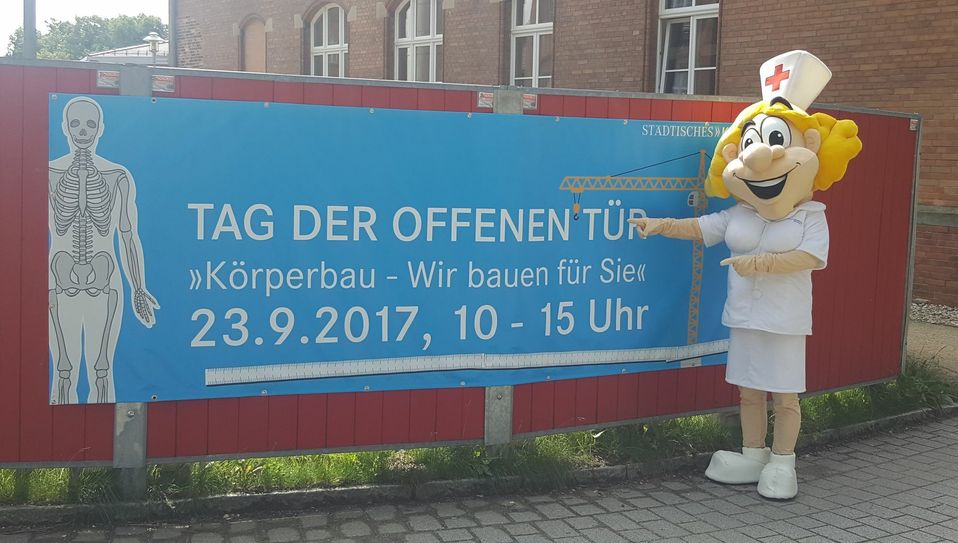 Das Klinikums-Maskottchen "Schwester Sonnhild" begrüßt die Gäste auch am Tag der offenen Tür. Foto: Katja Pietsch