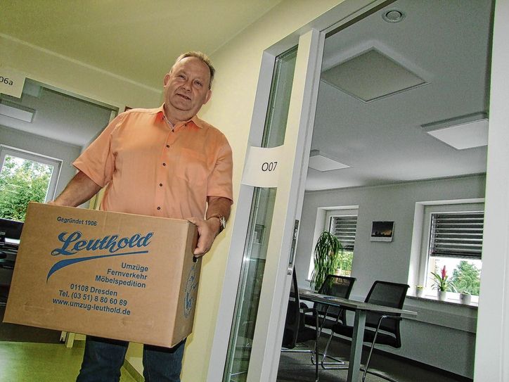 Bürgermeister Veit Künzelmann packte natürlich auch beim Umzug mit an. Foto: Rainer Könen