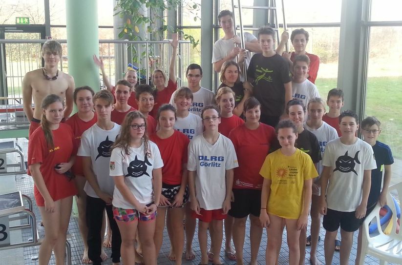 Alle Teilnehmer aus Görlitz vor dem Sprungturm in der Schwimmhalle Neißebad. Foto: DLRG Bezirk Görlitz e.V.