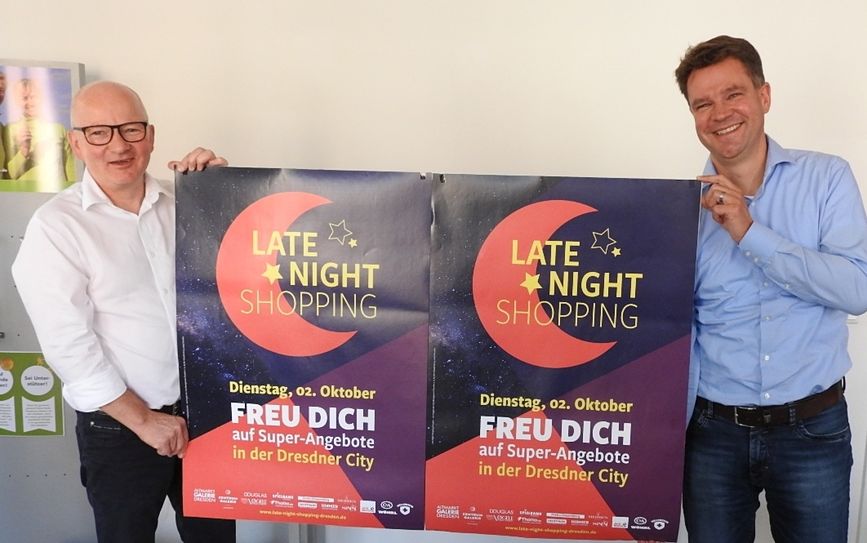 Jürgen Wolf und Dirk Fittkau (Centrum Galerie) werben für die lange Einkaufsnacht am 2. Oktober. Foto: Pönisch