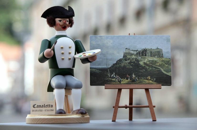 Canaletto-Räuchermännchen im grünen Anzug – mit der Festung Königstein auf der Staffelei.