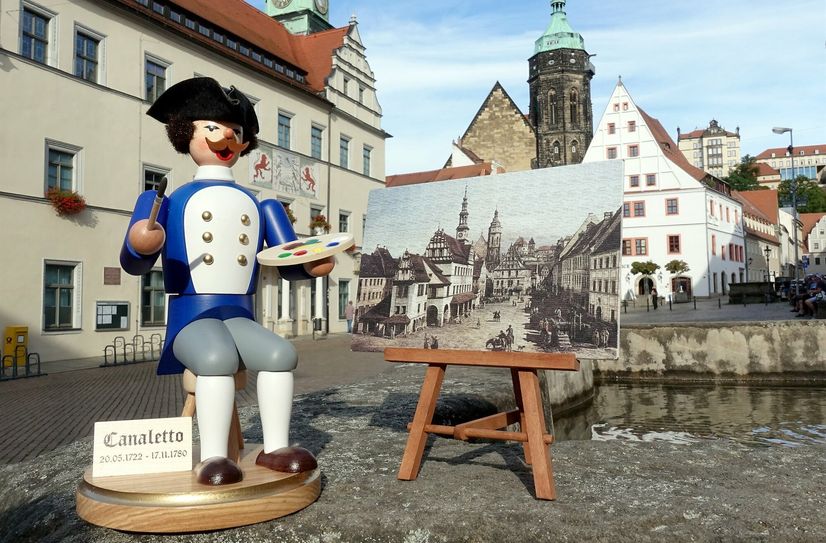 Canaletto-Räuchermännchen im blauen Anzug – mit dem Pirnaer Marktplatz auf der Staffelei.