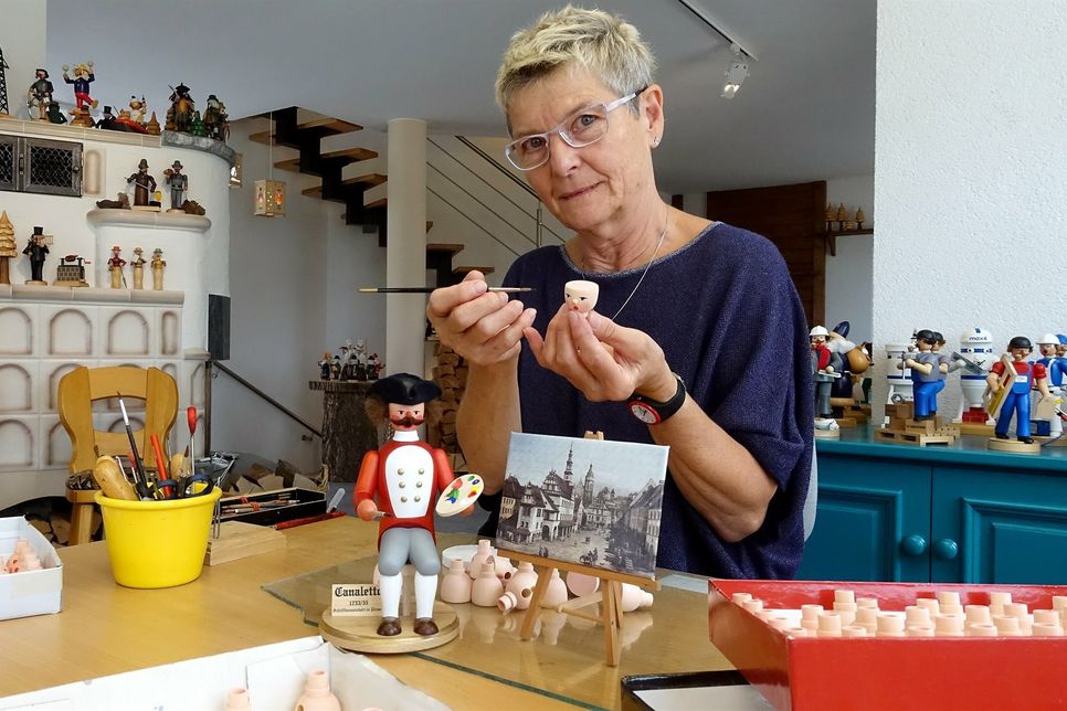 Eva Beyer, Chefin vom gleichnamigen Kunsthandwerk-Betrieb in Seiffen, mit dem Prototyp vom Räucher Canaletto.