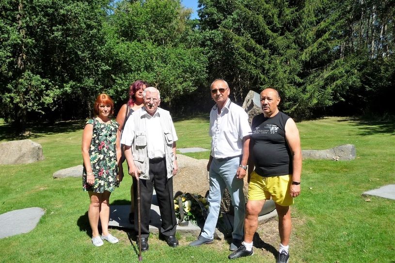 Klaus Fiedler und Miroslav Grajcar (3. u. 4. v. li.) mit anderen Roma aus Pisek am Gedenkstein in Lety.