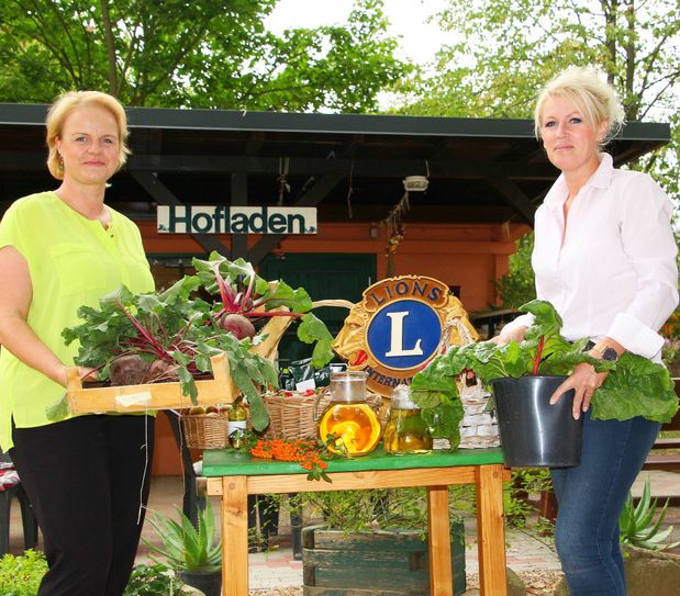 Simone Panitz, Präsidentin des Lionsclubs Meißen Domstadt, übermittelt Christine Hauke stellvertretend für viele engagierte Frauen das Versprechen, das Projekt »Gesundes Frühstück für Kinder« zu unterstützen. Dafür gibt der Club 1 000 Euro an die Stiftung Soziale Projekte Meißen. Foto: Farrar