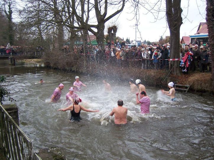 Neujahrsbaden in Treppendorf. Foto: Fastnachts- und Traditionsverein Treppendorf e. V.
