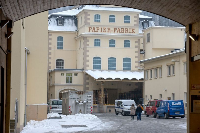 Das Hauptgebäude der Papierfabrik.