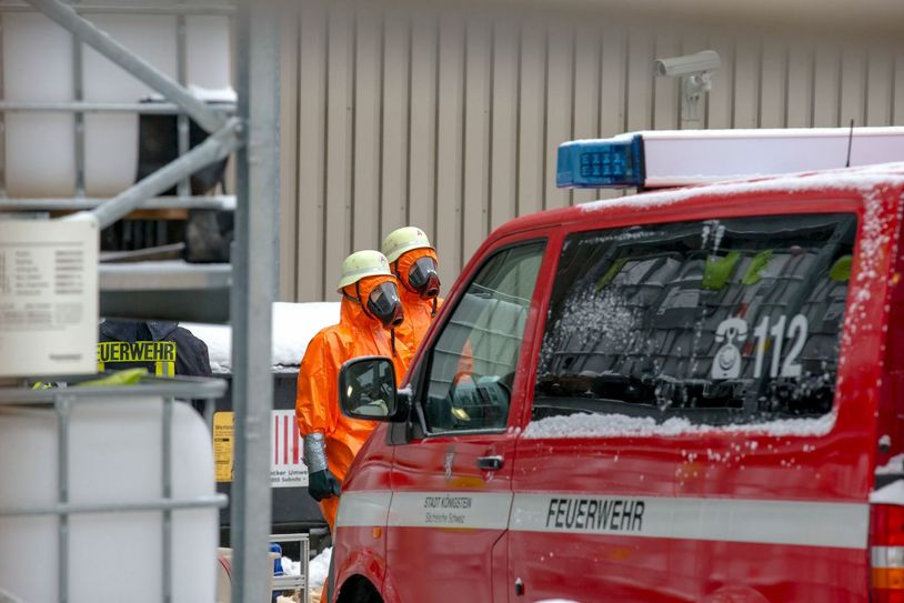 Mit Schutzanzügen ausgestattet, beseitigten die Einsatzkräfte die Überreste des Unfalls.  Fotos: M. Förster