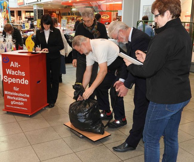 Unter „Aufsicht der Öffentlichkeit“ wurden die Kerzenreste des Jahres 2015 in der Riesaer Elbgalerie gewogen. Die neue Sammelaktion ist bereits gestartet.  Fotos: Farrar