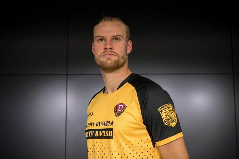Mannschaftskapitän Sebastian Mai präsentiert das Sondertrikot zum Zwickau-Spiel samt Logo von Dynamos „Bildungsflanke“. Foto: SG Dynamo Dresden / Steffen Kuttner