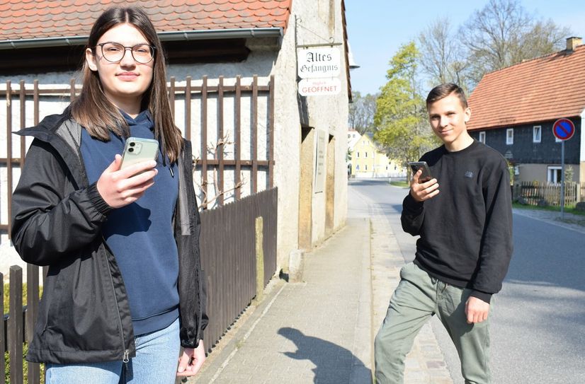 Auch die Jugend kann sich für die geführte Tour mit Handy-App begeistern.