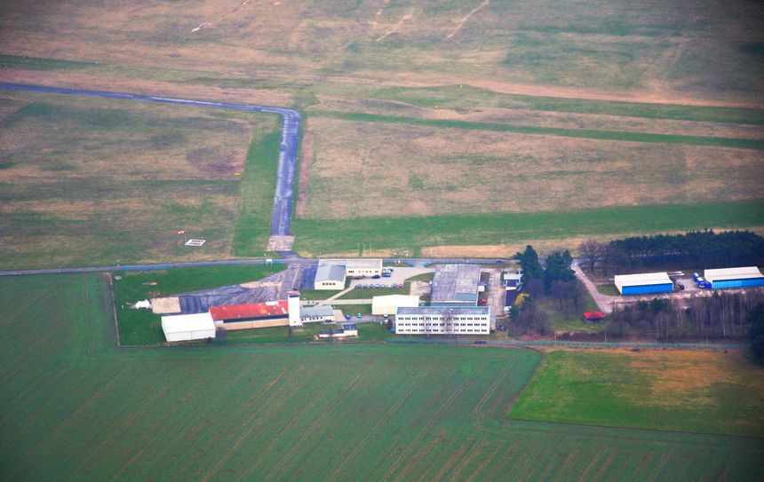 Der Flugplatz in Riesa-Göhlis wurde vor fast einem Jahr in die Hände von privaten Betreibern gelegt. Damit wurde der Flugbetrieb erhalten und die Lizenz gerettet. Foto: Farrar