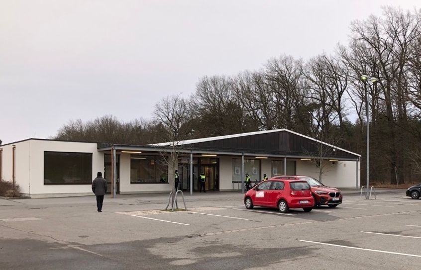 In Pirna dient das ehemalige Aldi-Gebäude auf der Radeberger Straße (Pirna-Copitz/Jessen) als Impfzentrum.  Der Impfstart verlief bisher aber sehr verhalten. Foto: Rink