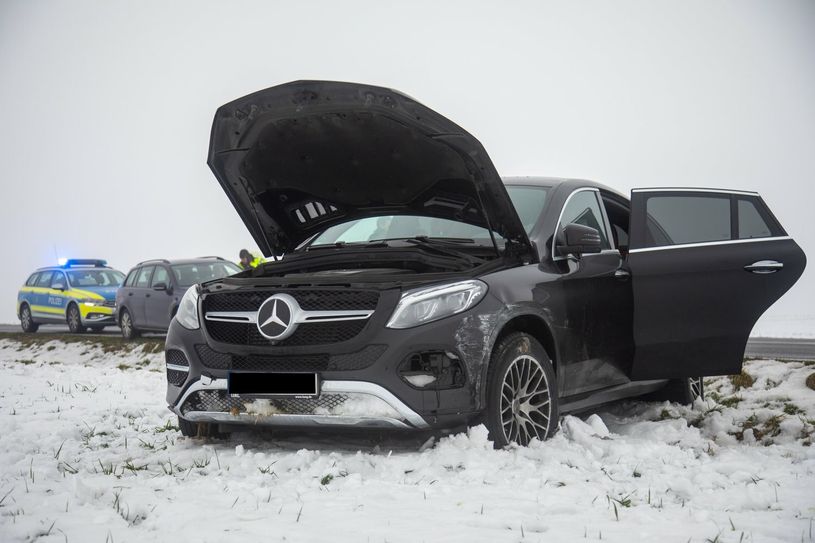 Der gestohlene Mercedes-Benz GLE kam im Graben zum Stehen.