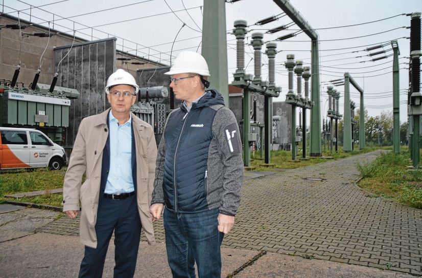 Dr. Steffen Heine, Geschäftsführer der SachsenNetze im Gespräch mit Zeithains Bürgermeister Dr. Mirko Pollmer.