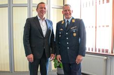 Oberst Scholtka (r.) und Landrat Christian Jaschinski freuen sich auf eine verlässliche, zivil-militärische Zusammenarbeit