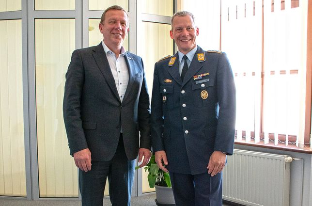 Oberst Scholtka (r.) und Landrat Christian Jaschinski freuen sich auf eine verlässliche, zivil-militärische Zusammenarbeit