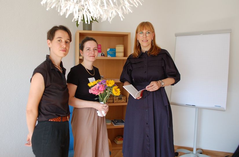 Mitarbeiterinnen der Beratungsstelle Juli Kreutzer und Melanie Händel mit Staatministerin Katja Meier (v.l.n.r.) bei der Eröffnung.