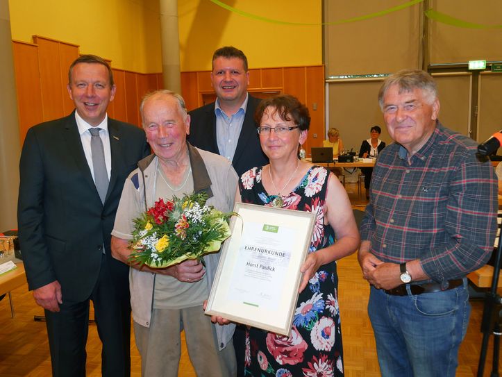 V.l.: Landrat Christian Jaschinski, Horst Paulick, Kreistagsvorsitzender Thomas Lehmann, Irene Stockmann und Bernd-Jürgen Fritsch (beide Radfahrverein).