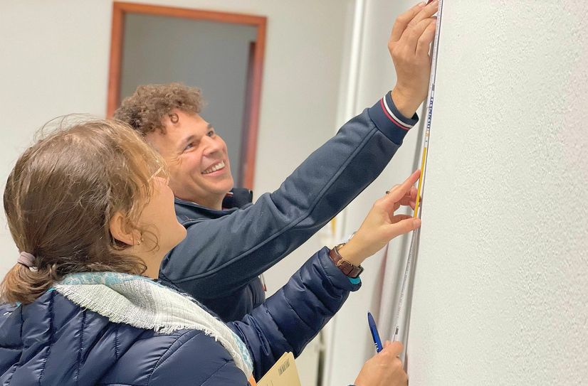 Fachgutachter Thomas Eisenreich und Innenstadtmanagerin Anja Dietel ermitteln nicht nur die Raumhöhen der leerstehenden Geschäfte, auch die bauliche Ausstattung wird genau festgehalten und soll eine spätere Neuvermietung erleichtern.
