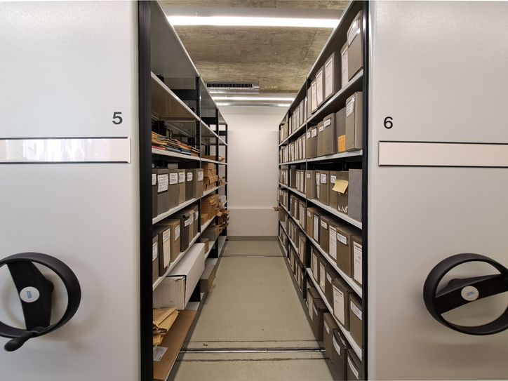 Ein Blick in das klimatisierte Sammlungsdepot des Konrad-Wachsmann-Hauses. Das Waggonbauarchiv ist noch in unzähligen verschiedenen Kartons, Umschlägen und Folien provisorisch verpackt und wird im Zuge der Neuverzeichnung in neuen säurefreien Archivkartons abgelegt.