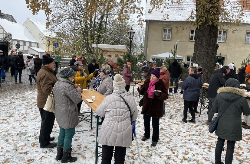 Der erste Weihnachtsmarkt der Vereine in Ruhland 2023 war bereits am Nachmittag gut gefüllt.