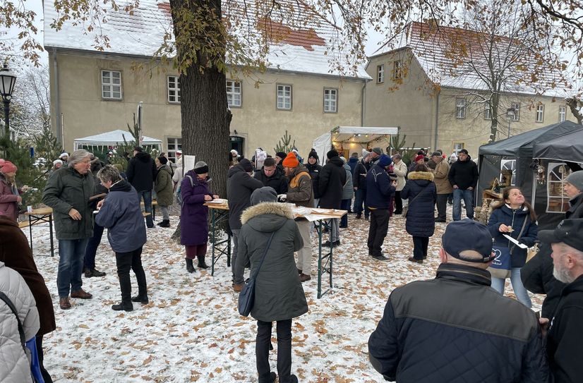 Viel los auf dem ersten Weihnachtsmarkt der Vereine 2023.