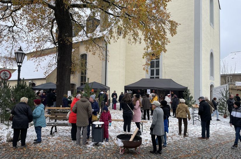 Der Weihnachtsmarkt der Vereine findet direkt an der Kirche statt.