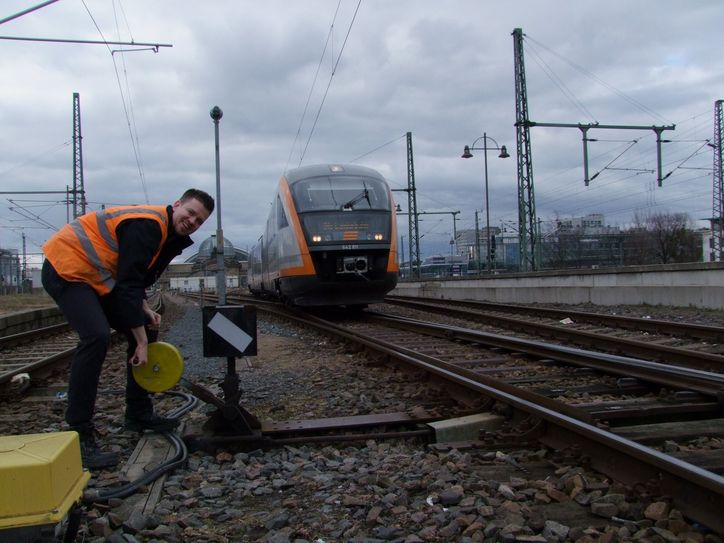 Bevor die Fahrt los geht, muss der 36-Jährige auf einem Nebengleis des Dresdner Hauptbahnhof die Weiche per Hand umstellen.
