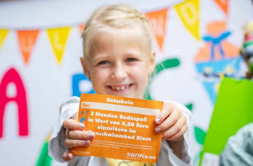 Stellvertretend für alle Kindertagesstätten in Riesa besuchten die Stadtwerke Riesa dieses Jahr die Kita „Villa auf dem Kirschberg“ zum Zuckertütenfest. Für die 27 Mädchen und Jungen haben sich die Mitarbeiterinnen der Kita ein tolles Programm einfallen lassen und zum Schluss gab es die ersehnte Zuckertüte.