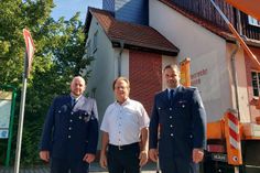 Gottfried Richter (Mitte) überreichte im Namen der Euros-Stiftung die neue Turmuhr für die Massener Feuerwehr an Ortswehrführer Robert Hoffmann (links) und Amtsbrandmeister Oliver Ittner. Thomas Rostock (oben links) und Heiko Mehnert kümmerten sich um die Installation.