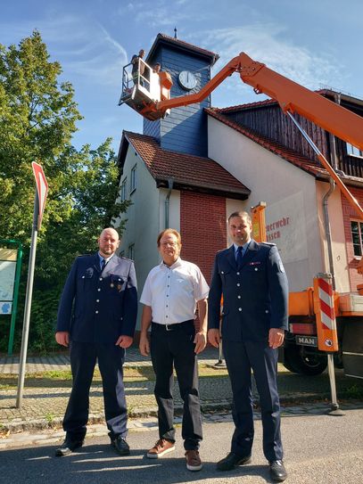 Gottfried Richter (Mitte) überreichte im Namen der Euros-Stiftung die neue Turmuhr für die Massener Feuerwehr an Ortswehrführer Robert Hoffmann (links) und Amtsbrandmeister Oliver Ittner. Thomas Rostock (oben links) und Heiko Mehnert kümmerten sich um die Installation.