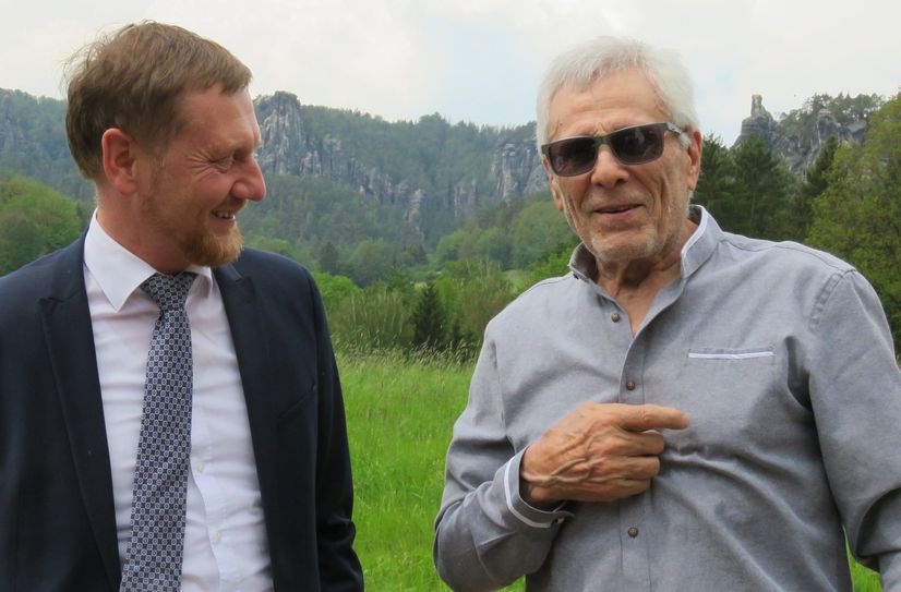 Der sächsische Ministerpräsident Michael Kretschmer im Gespräch mit Schauspieler Gojko Mitic (r.) vor der malerischen Kulisse der Schlussszene von „Die Söhne der großen Bärin“